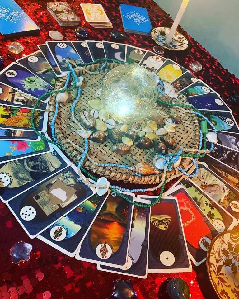 Tarot e cristais dispostos em ritual de conexão astral
