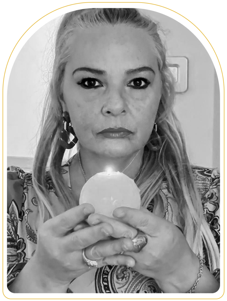 Vitória Prado segurando uma vela acesa durante consulta espiritual